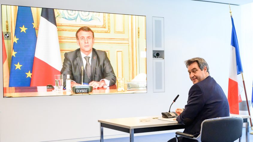 Ministerpräsident Dr. Markus Söder, MdL (rechts), und der französische Staatspräsident Emmanuel Macron (links) tauschen sich per Videoschalte aus.