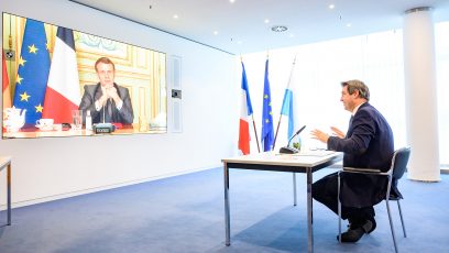 In der Videokonferenz sprachen Ministerpräsident Dr. Markus Söder, MdL (rechts), und der französische Staatspräsident Emmanuel Macron (rechts) über aktuelle Fragen zur Bekämpfung der Corona-Pandemie, zu Europa und die bayerisch-französische Zusammenarbeit.