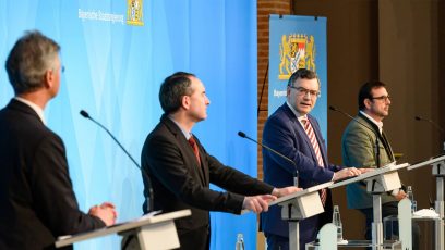 Pressekonferenz nach der Kabinettssitzung mit Kultusminister Prof. Dr. Michael Piazolo, Wirtschaftsminister Hubert Aiwanger, Staatskanzleiminister Dr. Florian Herrmann und Gesundheitsminister Klaus Holetschek (v.l.n.r.).