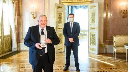 Der Nobelpreisträger Prof. Dr. Reinhard Genzel (rechts) wurde von Ministerpräsident Dr. Markus Söder, MdL (links), mit dem Bayerischen Maximiliansorden ausgezeichnet. Prof. Dr. Reinhard Genzel erhielt den Nobelpreis für Physik 2020.