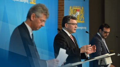 Pressekonferenz nach der Kabinettssitzung am 2. Februar 2021 mit Kultusminister Prof. Dr. Michael Piazolo, MdL (links), Staatskanzleiminister Dr. Florian Herrmann, MdL (Mitte), und Gesundheitsminister Klaus Holetschek, MdL (rechts).