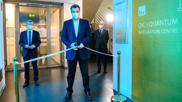 Ministerpräsident Dr. Markus Söder, MdL (Mitte) eröffnet das LRZ Quantum Integration Centre in Garching.
