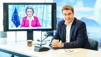 Per Videokonferenz aus der Staatskanzlei: Ministerpräsident Dr. Markus Söder, MdL (links), während der Konferenz der Regierungschefinnen und Regierungschefs der Länder. An der Ministerpräsidentenkonferenz ist auch die Präsidentin der EU-Kommission, Ursula von der Leyen, per Videoschalte zu Gast.