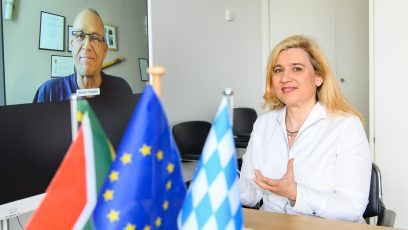 Gespräch per Videoschalte: Der Vorstandsvorsitzende des HOPE Cape Town Trust, Reverend Stefan Hippler (links), und Europaministerin Melanie Huml, MdL (rechts).