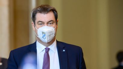 Auf dem Weg in den Plenarsaal des Bayerischen Landtags: Ministerpräsident Dr. Markus Söder, MdL, vor seiner Regierungserklärung.