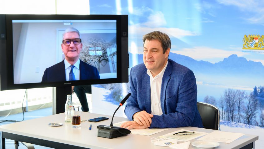 Bayerns Ministerpraesident Dr. Markus Soeder in einer Videokonferenz mit Apple-CEO Tim Cook