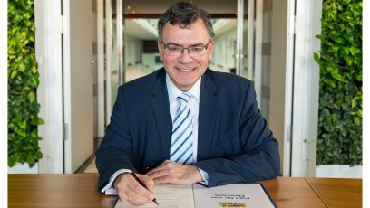 Staatskanzleiminister Dr. Florian Herrmann, MdL, bei der Unterzeichnung des Pakts für das Ehrenamt.