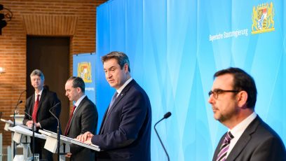 Pressekonferenz mit Kultusminister Prof. Dr. Michael Piazolo, MdL, Wirtschaftsminister Hubert Aiwanger, MdL, Ministerpräsident Dr. Markus Söder, MdL, und Gesundheitsminister Klaus Holetschek, MdL (v.l.n.r.).