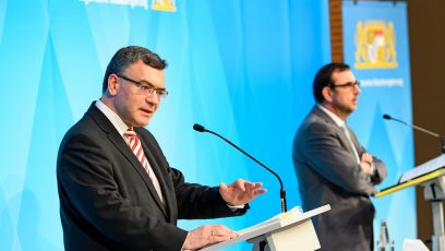 Pressekonferenz mit Staatskanzleiminister Dr. Florian Herrmann (links) und Gesundheitsminister Klaus Holetschek (rechts).