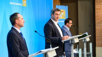 Pressekonferenz mit Wirtschaftsminister Hubert Aiwanger, MdL, Ministerpräsident Dr. Markus Söder, MdL, und Gesundheitsminister Klaus Holetschek, MdL (v.l.n.r.).