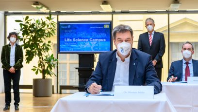 Ministerpräsident Dr. Markus Söder, MdL, und Wirtschaftsminister Hubert Aiwanger unterzeichnen das Memorandum of Understanding (MoU) zum Life Science Campus Martinsried in der Generalverwaltung der Max-Planck-Gesellschaft.