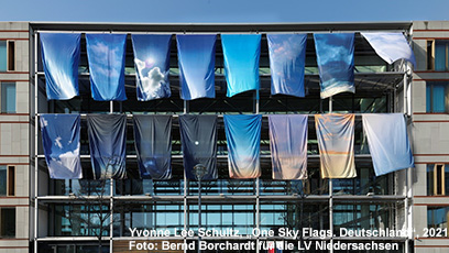 Yvonne Lee Schultz, "One Sky Flags. Deutschland", 2021 / Foto: Bernd Borchardt für die LV Niedersachsen