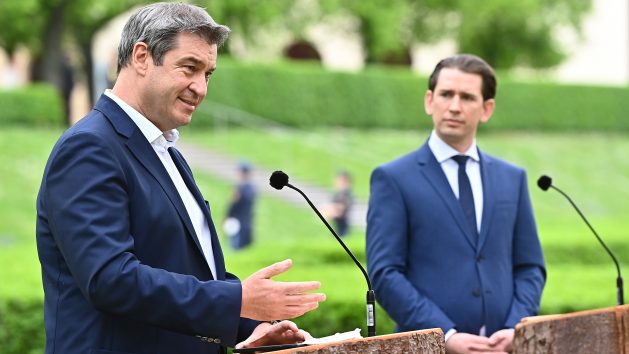 210511_Gespr%C3%A4ch+mit+%C3%96sterreichs+Bundeskanzler+Sebastian+Kurz_FR_3 Presse-Statement+mit+Ministerpr%C3%A4sident+Dr.+Markus+S%C3%B6der%2C+MdL+%28links%29%2C+und+%C3%96sterreichs+Bundeskanzler+Sebastian+Kurz+%28rechts%29+im+Hofgarten.