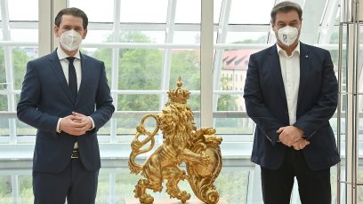 Ministerpräsident Dr. Markus Söder, MdL (rechts), begrüßt den österreichischen Bundeskanzler Sebastian Kurz (links) in der Staatskanzlei.