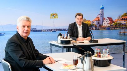 Ministerpräsident Dr. Markus Söder, MdL (rechts), spricht mit Bürgermeistern, u.a. Münchens Oberbürgermeister Dieter Reiter (links), in einer Videokonferenz über die Durchführung von Volksfesten im Jahr 2021.