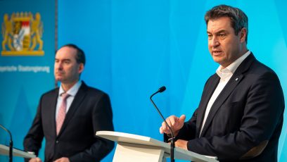 Pressekonferenz nach der Kabinettssitzung am 4. Mai 2021 unter anderem mit Ministerpräsident Dr. Markus Söder, MdL (rechts), und Wirtschaftsminister Hubert Aiwanger, MdL (links).