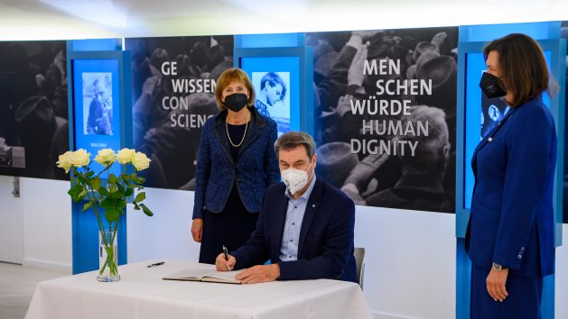 210507_Gedenken+100.+Geburtstag+Sophie+Scholl_FR_5 Ministerpr%C3%A4sident+Dr.+Markus+S%C3%B6der%2C+MdL%2C+tr%C3%A4gt+sich+in+das+G%C3%A4stebuch+der+Wei%C3%9Fe+Rose+Stiftung+e.V.+ein.