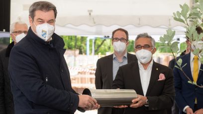 Grundsteinlegung des Max-Planck-Zentrums für Physik und Medizin in Erlangen: Ministerpräsident Dr. Markus Söder, MdL (links), und der Gründer des Max-Plank-Zentrum für Physik und Medizin, Prof. Vahid Sandoghdar (rechts), mit der Zeitkapsel.