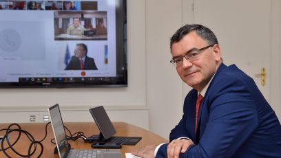 Staatsminister Dr. Florian Herrmann, MdL, beim Virtual Bavarian Strategic Roundtable, zugeschaltet per Video-Schalte aus dem Bayerischen Landtag: "Gemeinsam stärker: Die Weiterentwicklung der transatlantischen Partnerschaft sowie die Zusammenarbeit mit der US Army in Bayern standen beim Virtual Strategic Round Table im Mittelpunkt."