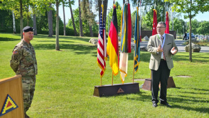 Kommandowechsel der US-Streitkräfte in Bayern unter anderem mit dem kommandierenden General der US-Armee in Europa und Afrika, General Christopher G. Cavioli, und Staatsminister Dr. Florian Herrmann, MdL (rechts).