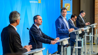 Pressekonferenz im Prinz-Carl-Palais nach der Kabinettssitzung: Kultusminister Prof. Dr. Michael Piazolo, MdL, Wirtschaftsminister Hubert Aiwanger, MdL, Ministerpräsident Dr. Markus Söder, MdL, Gesundheitsminister Klaus Holetschek, MdL, und der der Leiter der Staatskanzlei, Staatsminister Dr. Florian Herrmann, MdL (v.l.n.r.) informieren über die wesentlichen Ergebnisse.