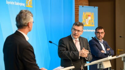 Pressekonferenz mit Kultusminister Prof. Dr. Michael Piazolo, MdL, Staatskanzleiminister Dr. Florian Herrmann, MdL, und Gesundheitsminister Klaus Holetschek, MdL (v.l.n.r.).