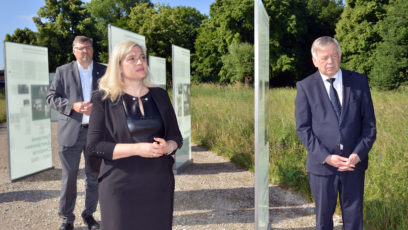 Besuch der Gedenkstätte Hebertshausen zum Gedenktag anlässlich des 80. Jahrestages des deutschen Überfalls auf die Sowjetunion (v.l.n.r.): Der Landrat des Landkreises Dachau, Stefan Löwl, Europaministerin Melanie Huml, MdL, und Landtagsvizepräsident Karl Freller, MdL.