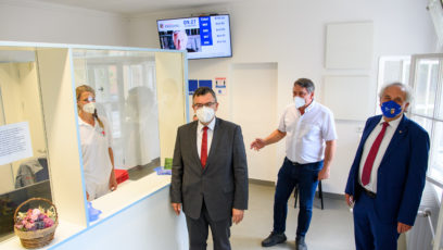 Besuch des Impfzentrums Freising: Staatsminister Dr. Florian Herrmann, MdL (2. von links), BRK-Rettungsdienstleiter Hubert Boeck (2. von rechts) und der Freisinger Landrat Helmut Petz (rechts).