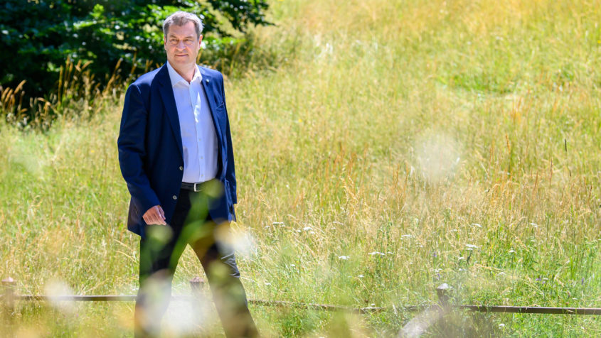 Nach der Kabinettssitzung: Ministerpräsident Dr. Markus Söder, MdL (rechts), auf dem Weg zur Pressekonferenz im Prinz-Carl-Palais.