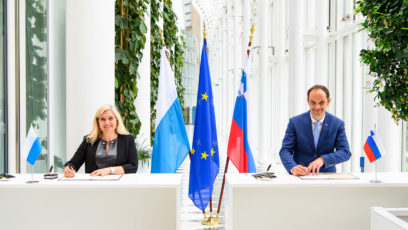 Europaministerin Melanie Huml, MdL (links), und der slowenische Außenminister Dr. Anže Logar (rechts) unterzeichnen das Protokoll der bayerisch-slowenischen Regierungskommission.