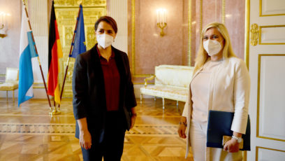 Staatsministerin Melanie Huml, MdL (rechts), begrüßt die Sonderbeauftragte der Vereinigten Arabischen Emirate, Staatsministerin Mariam Al Mheiri (links), im Prinz-Carl-Palais. © Botschaft der Vereinigten Arabischen Emirate Berlin