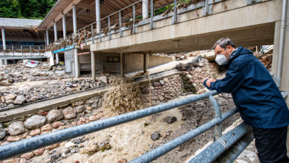 Ministerpräsident Dr. Markus Söder, MdL, macht sich ein Bild von der Lage in der vom Hochwasser betroffenen Region.