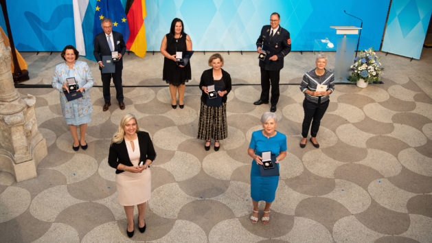 Europaministerin Melanie Huml, MdL mit den ausgezeichneten Persönlichkeiten im Prinz-Carl-Palais.