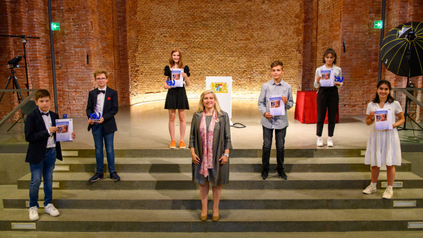Bayerns Europaministerin Melanie Huml, MdL, mit den sechs bayerischen Spitzenpreisträgern