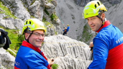 Staatsminister Dr. Florian Herrmann, MdL (links), und Ministerpräsident Dr. Markus Söder, MdL (rechts), begleiten die Bergwacht Bayern bei einer Bergrettungsübung in den Allgäuer Alpen.