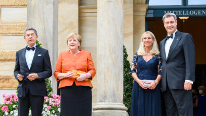 Ministerpräsident Dr. Markus Söder, MdL, und Karin Baumüller-Söder empfangen Bundeskanzlerin Dr. Angela Merkel und Prof. Dr. Joachim Sauer zu den Richard-Wagner-Festspielen in Bayreuth.