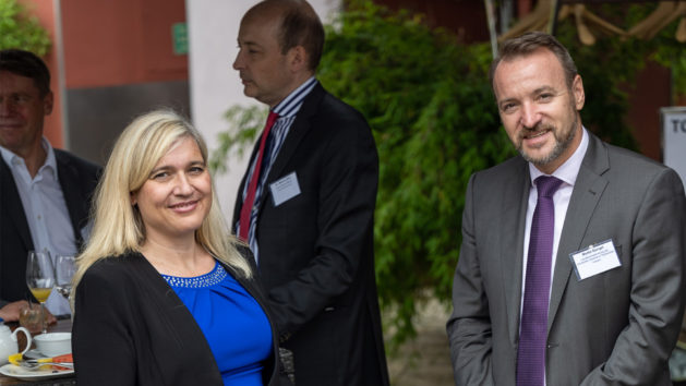 Europaministerin Melanie Huml, MdL (links), und der Präsident der Landesversammlung der deutschen Vereine in Tschechien, Martin Dzingel (rechts).