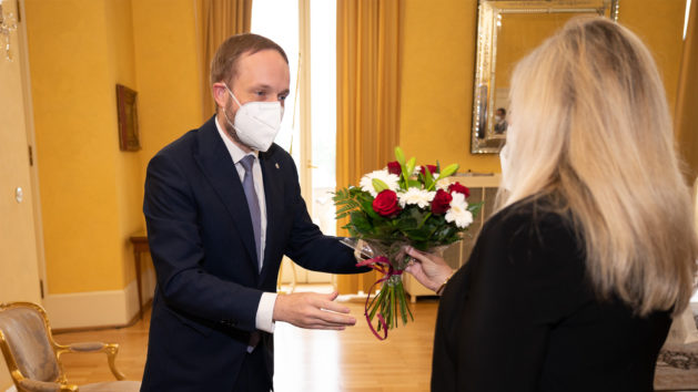Der tschechische Außenminister Jakub Kulhánek (links) begrüßt Europaministerin Melanie Huml, MdL (rechts), im tschechischen Außenministerium in Prag.