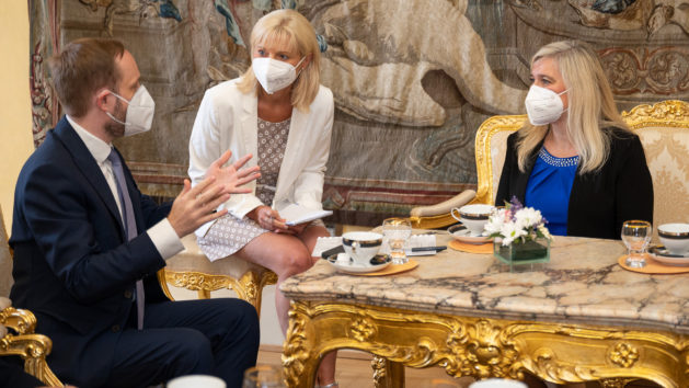 Im Gespräch: Europaministerin Melanie Huml, MdL (rechts), und der tschechische Außenminister Jakub Kulhánek (links).