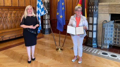 Frau Brigitte Brückner (rechts) erhält von Frau Europaministerin Melanie Huml, MdL, das Ehrenzeichen des Bayerischen Ministerpräsidenten für Verdienste im Ehrenamt. Bildquelle: Regierung von Oberfranken