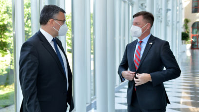 Staatsminister Dr. Florian Herrmann, MdL (links), begrüßt den US-Generalkonsul Timothy Liston (rechts) in der Staatskanzlei.