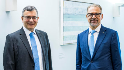 Staatsminister Dr. Florian Herrmann, MdL (links), begrüßt den ESA-Generaldirektor Dr. Josef Aschbacher (rechts) in der Staatskanzlei.