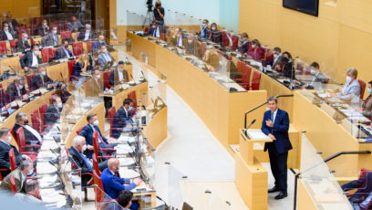 Ministerpräsident Dr. Markus Söder, MdL: "Die neue Corona-Verordnung ist ein Befreiungsschlag. Sie bietet Wahlfreiheit und Sicherheit. Herzstück ist 3G unabhängig von der Inzidenz. Die neue Sicherheitsformel ist die Krankenhausbelegung. Alle Veranstaltungen sind wieder möglich mit einem Wahlrecht für Veranstalter."