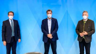 Vor der Video-Pressekonferenz: Bundesverkehrsminister Andreas Scheuer, Ministerpräsident Dr. Markus Söder, MdL, und Wirtschaftsstaatssekretär Roland Weigert, MdL.