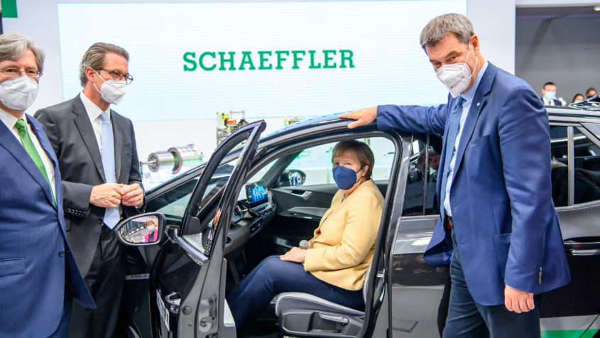 Bei einem Rundgang über das Ausstellungsgelände informieren sich Bundesverkehrsminister Andreas Scheuer (2. von links), Bundeskanzlerin Dr. Angela Merkel (2. von rechts) und Ministerpräsident Dr. Markus Söder, MdL (rechts) an den Ständen über die neuesten Innovationen.