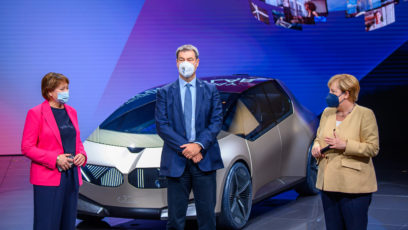 Eröffnung der IAA Mobility in München (v.l.n.r.): Die Präsidentin des Verbandes der Automobilindustrie, Hildegard Müller, Ministerpräsident Dr. Markus Söder, MdL, und Bundeskanzlerin Dr. Angela Merkel.