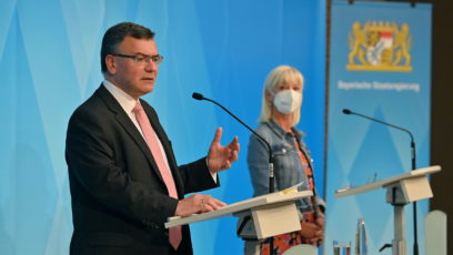 Der Leiter der Bayerischen Staatskanzlei, Staatsminister Dr. Florian Herrmann, MdL (links), und Familienministerin Carolina Trautner, MdL (rechts), informieren über die wesentlichen Ergebnisse in einer Pressekonferenz im Foyer des Prinz-Carl-Palais.