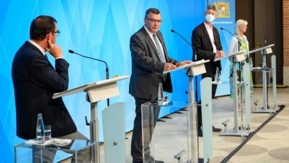 Pressekonferenz mit Gesundheitsminister Klaus Holetschek, MdL, dem Leiter der Staatskanzlei, Staatsminister Dr. Florian Herrmann, MdL, Kultusminister Prof. Dr. Michael Piazolo, MdL, und Familienministerin Carolina Trautner, MdL (v.l.n.r.).