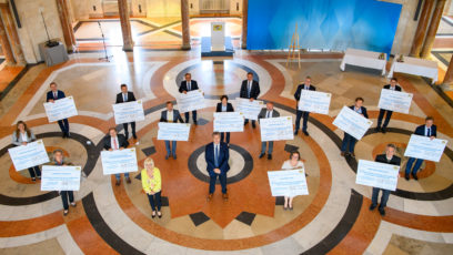 Scheckübergabe für Geschädigte des Hochwassers im Juli 2021: Ministerpräsident Dr. Markus Söder, MdL (Mitte) und Sozialministerin Carolina Trautner, MdL (6. von rechts), mit den Vertretern der Landkreise und kreisfreien Städte, die vom Hochwasser im Juli 2021 betroffen waren, im Kuppelsaal der Staatskanzlei.