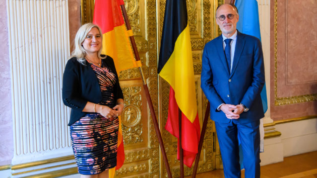 Europaministerin Melanie Huml, MdL (links), und der belgische Botschafter Geert Muylle (rechts).